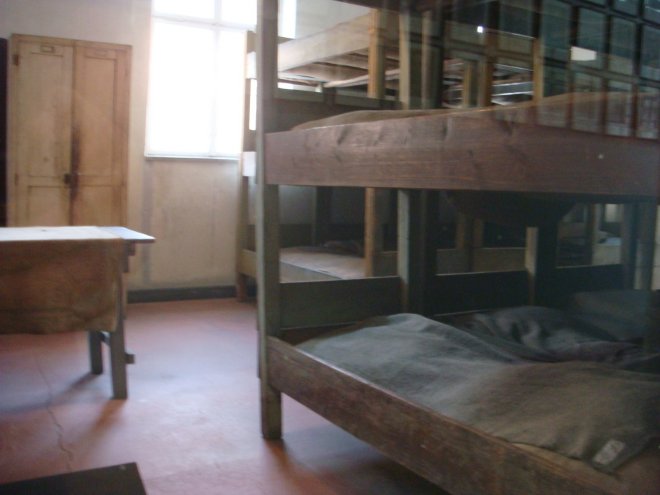 ... Por fim, os melhores dormitórios: “camas” forradas com almofadas nas quais dormiam até 4 prisioneiros ao mesmo tempo (cada “cama” tinha 1,5 m de largura)