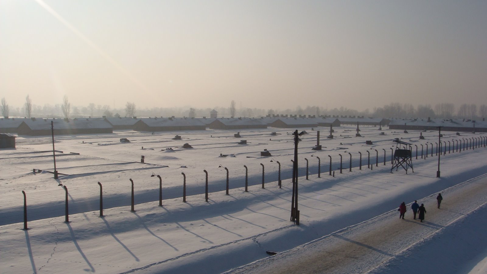 Outro lado do campo de Birkenau. Cada torre corresponde a um galpão no qual ficavam os presos